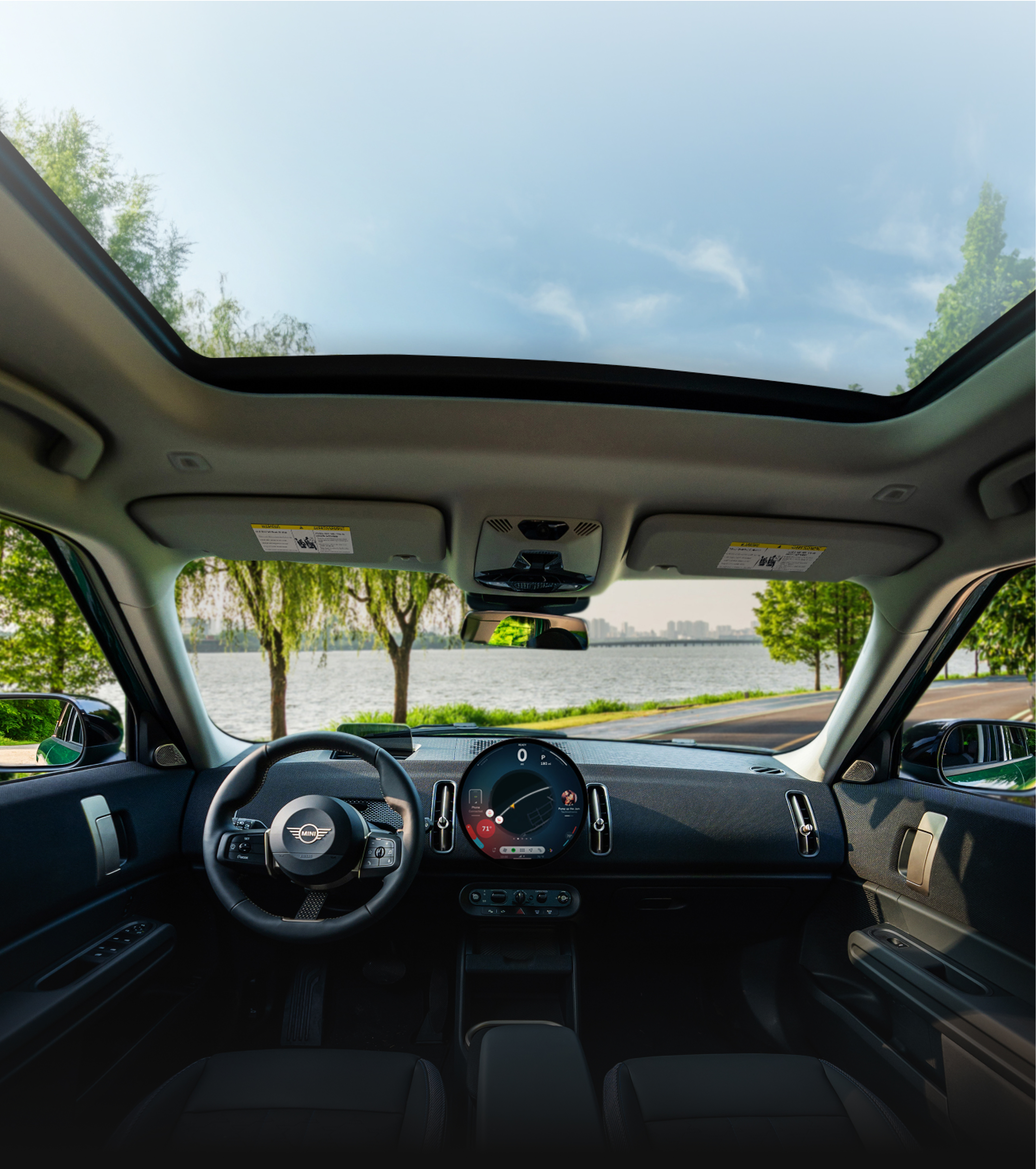 Interior view of the MINI Countryman SE ALL4’s cabin.