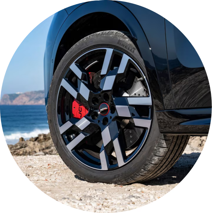 A close-up of the MINI JCW Countryman ALL4’s wheel.