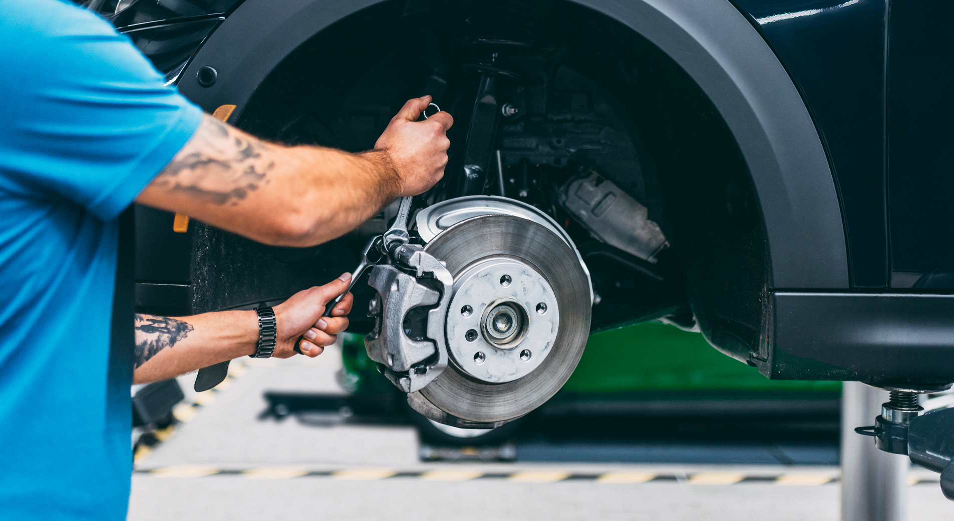 MINI Trained Technician performs a brake service on
an electric MINI in a MINI Service Facility.