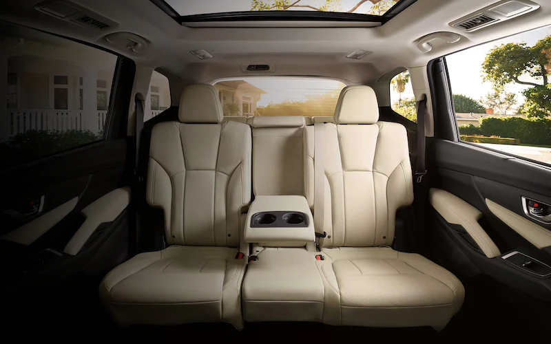 A slideshow showing the 7-passenger and 8-passenger configurations of the Subaru Ascent.